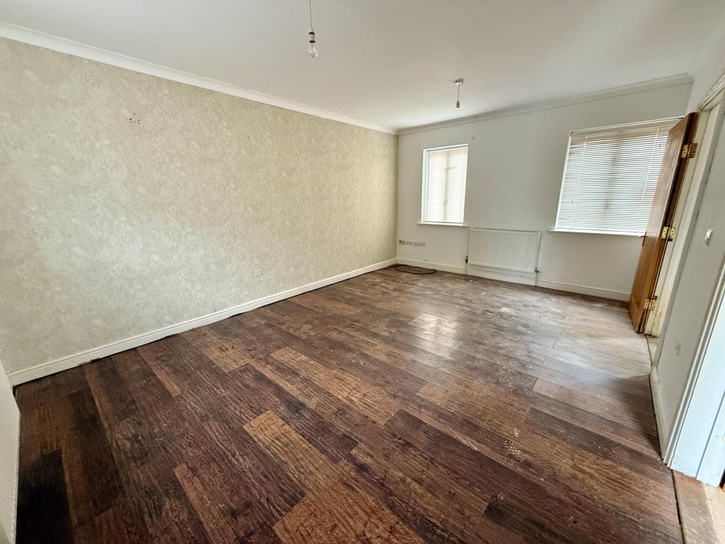 Lot: 67 - THREE-BEDROOM TERRACE HOUSE - Living/dining room